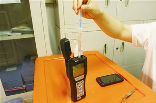 手機表面細菌超標說法熱傳 生活實驗室檢測發現其菌落總數比七成新百元鈔票還多——吃飯時玩手機，白洗手了